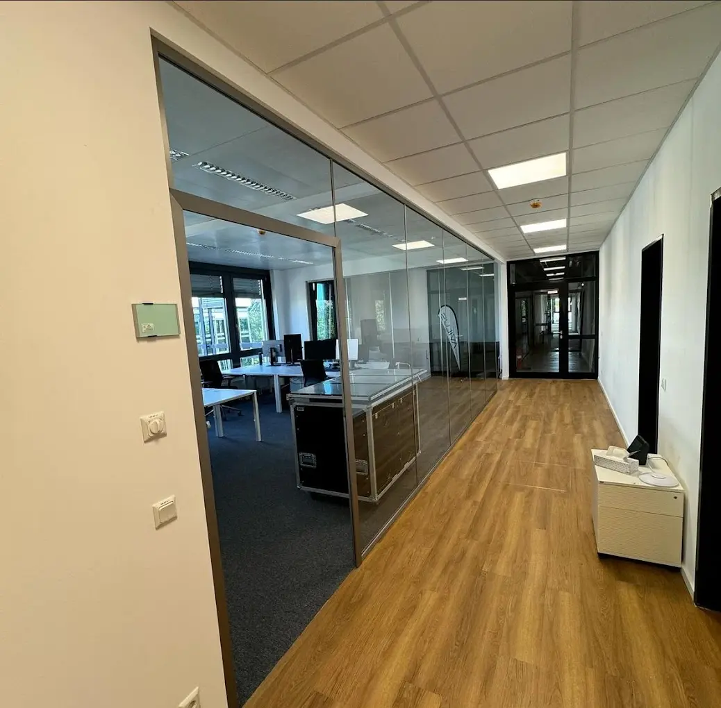 Bürotrakt mit neuer Glastrennwand und Vinylboden