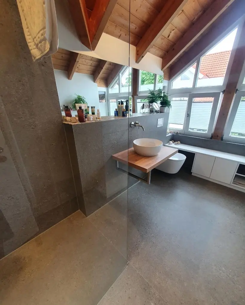 Sanierter Dachgeschoss-Badbereich mit bodengleicher Dusche
