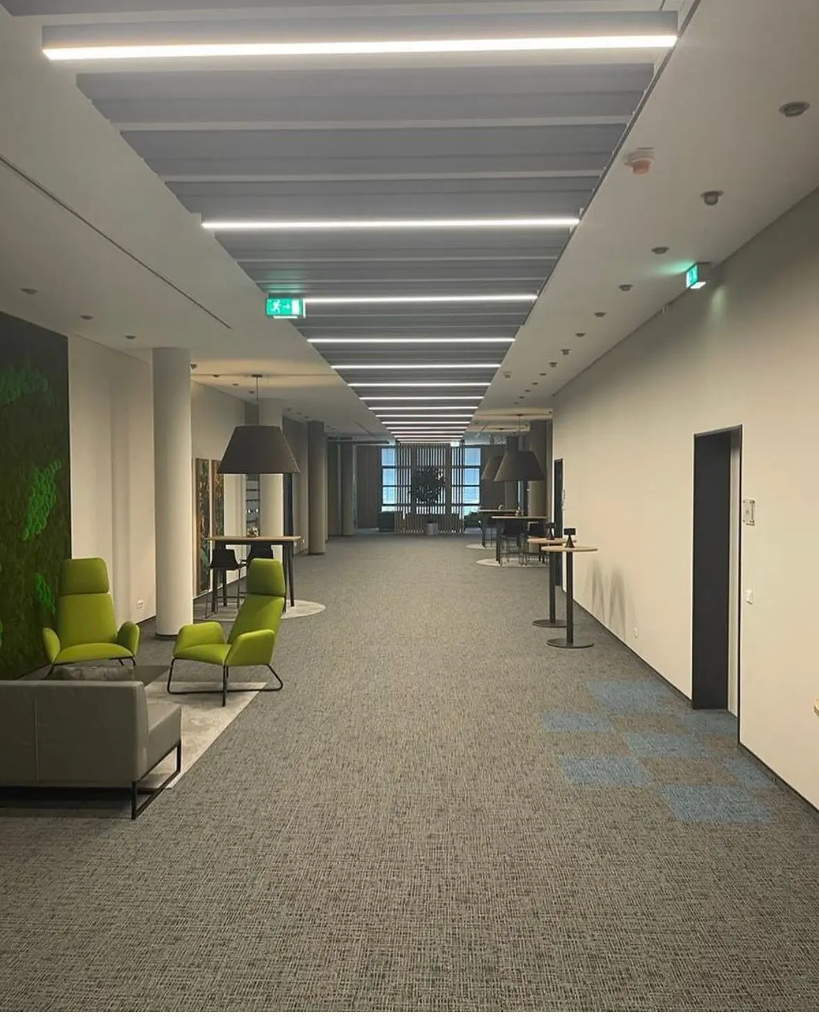 Lounge-Bereich mit Mooswand und Teppichfliesen