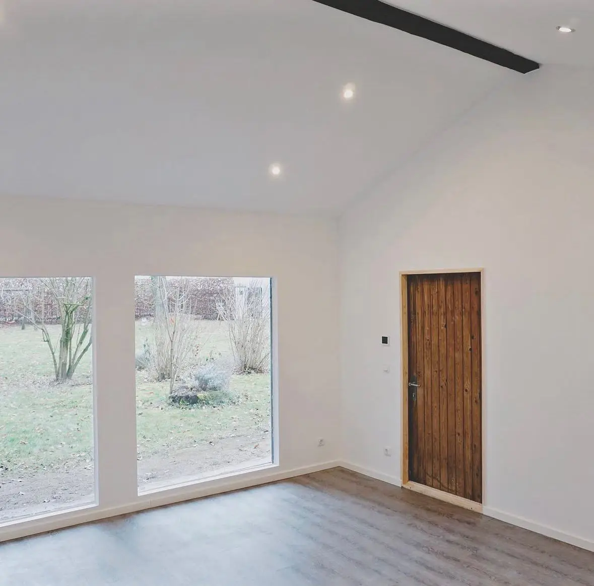 Sanierter Wohnraum im Haus mit neuem Boden und Holztür