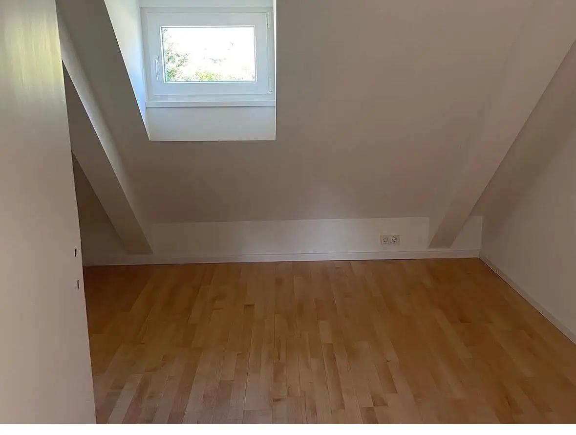 Zimmer im Dachgeschoss mit neuem Holzboden